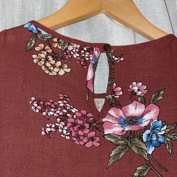 Final Touch Floral Top - Picture 4 of 4